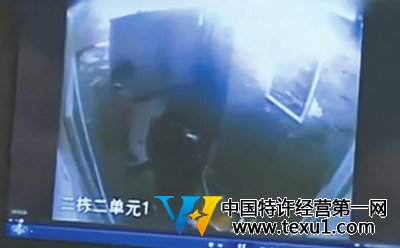 小女孩电梯内摔打1岁半男童 疑将其扔下25楼