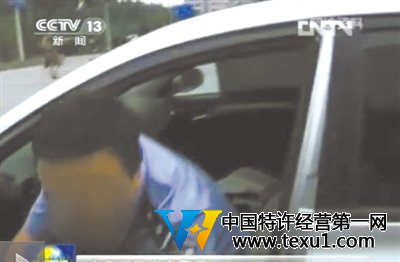 一交警知法违法，驾驶无牌车上路被查处。央视截屏