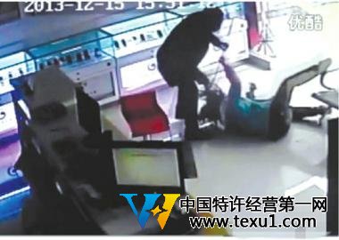 杨梅被打倒在地上。视频截图
