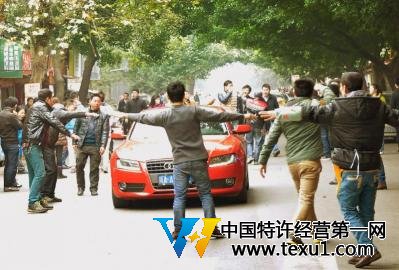 成都土豪羊肉160元一斤 食客冒雨边骂边吃图