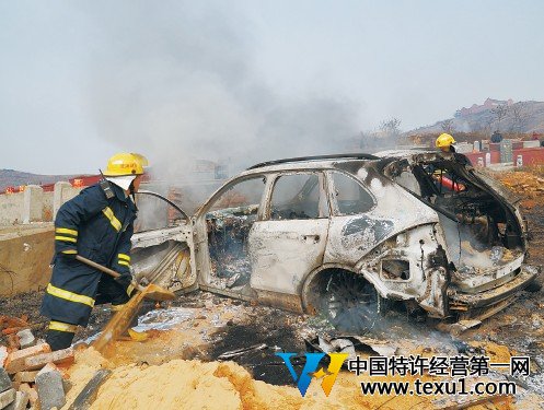 保时捷越野车被烧得只剩骨架
