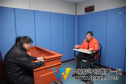 被抓的小偷30多岁，已经因为偷盗被轨道公交警方处理过多次。(警方供图)