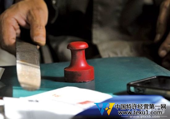 陶云江说，用锉刀刻章，能刻吗？  摄影：本报记者 李进红
