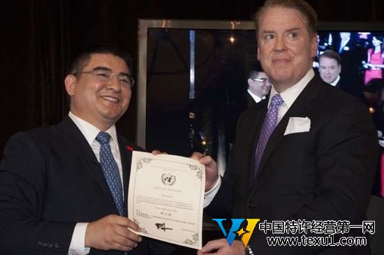 高质量的新闻需要深入调查和持续投入。请您使用下面的链接将澎湃新闻的这篇文章分享给别人。如有更多合作需求，请查看我们的版权页信息或给support@thepaper.cn发邮件。http://thepaper.cn/newsDetail_forward_12547466月25日，陈光标现身纽约中央公园船屋免费宴请美国流浪汉。在宴请现场，一位来自于中国全球合作基金会的主席唐纳修向其颁发“世界首善”荣誉称号。来自澎湃新闻thepaper.cn