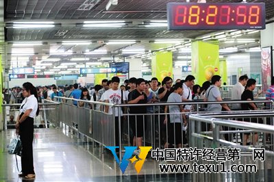 2014年7月4日，地铁四惠站，从一号线换乘八通线的乘客排起长队。新京报记者 薛珺 摄