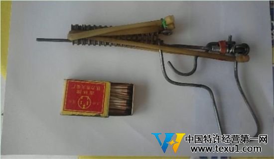 买一包安全火柴，从火柴盒侧面刮取的赤磷，就足够做20支小型拉火管。(观察者网)
