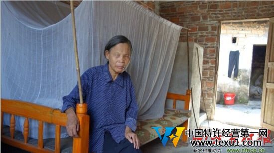 国家下拨用于扶持五?；?、低?；?、全倒户的8.924万元款项4.48万落入蓝钟镇社会事务办主任口袋