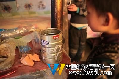 王鹏、王贺两兄弟在家中玩耍。