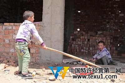 王鹏、王贺两兄弟在自家的建房工地上玩耍。