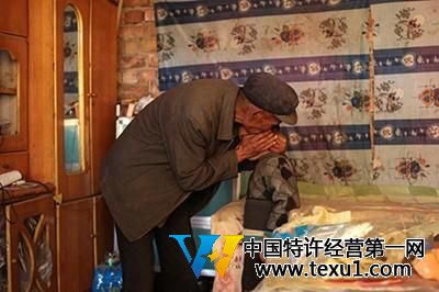 2014年，甘肃岷县，外公将两兄弟中的王贺揽在怀里。 澎湃新闻 郑志成 图