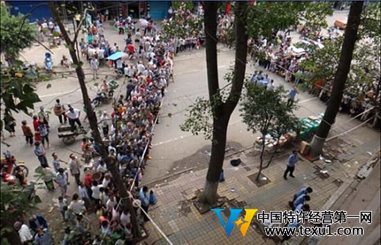 8月25日，南充城郊潆溪镇，一名算命先生被人杀死在大街上。经调查，凶手是一个修行十余年的还俗僧人，当年正是算命先生的一卦让嫌犯遁入空门。