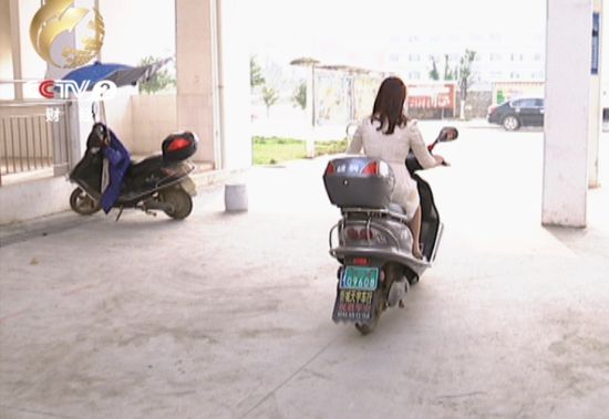 教师为省路费 选择骑电动车上班。