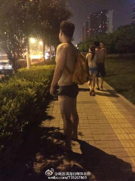 夜里避难中的居民们