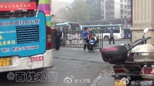 洛阳男子闯红灯被公交撞死 家属抱遗照堵车站