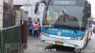 洛阳男子闯红灯被公交撞死 家属抱遗照堵车站